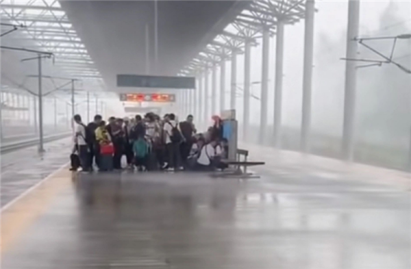 乘客雨中候车 高铁站台为什么不能打伞上热搜：官方说明(图1)